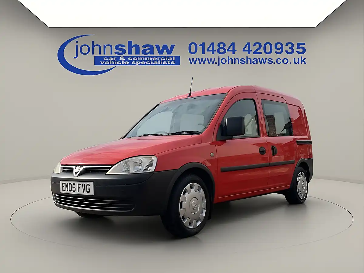 Used 2005 Vauxhall Combo 1700 16v MPV Red - Front View