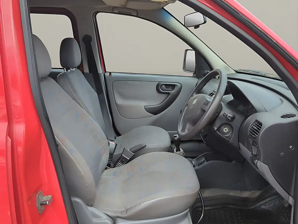 Used 2005 Vauxhall Combo 1700 16v MPV Red - Interior and Exterior details 6