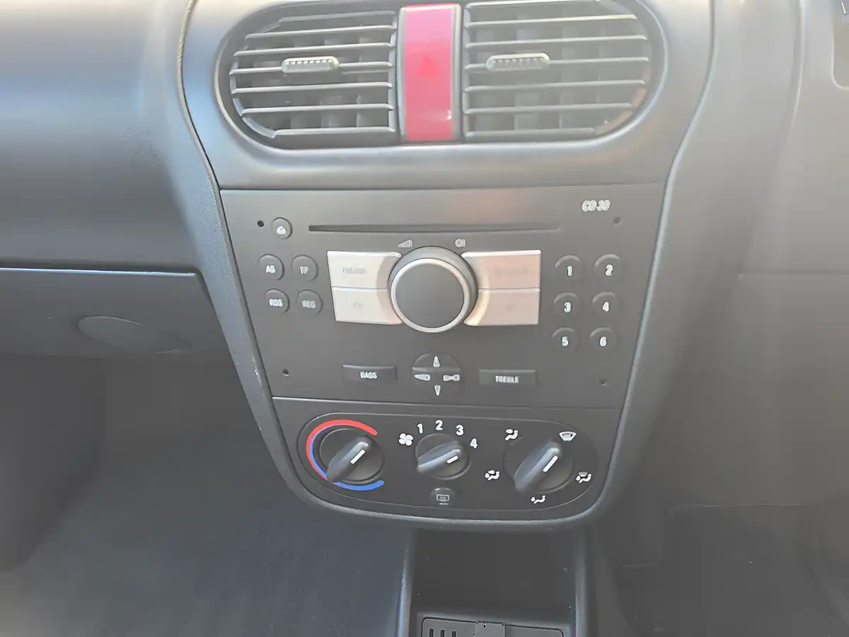 Used 2005 Vauxhall Corsa Life Green - Interior and Exterior details 16