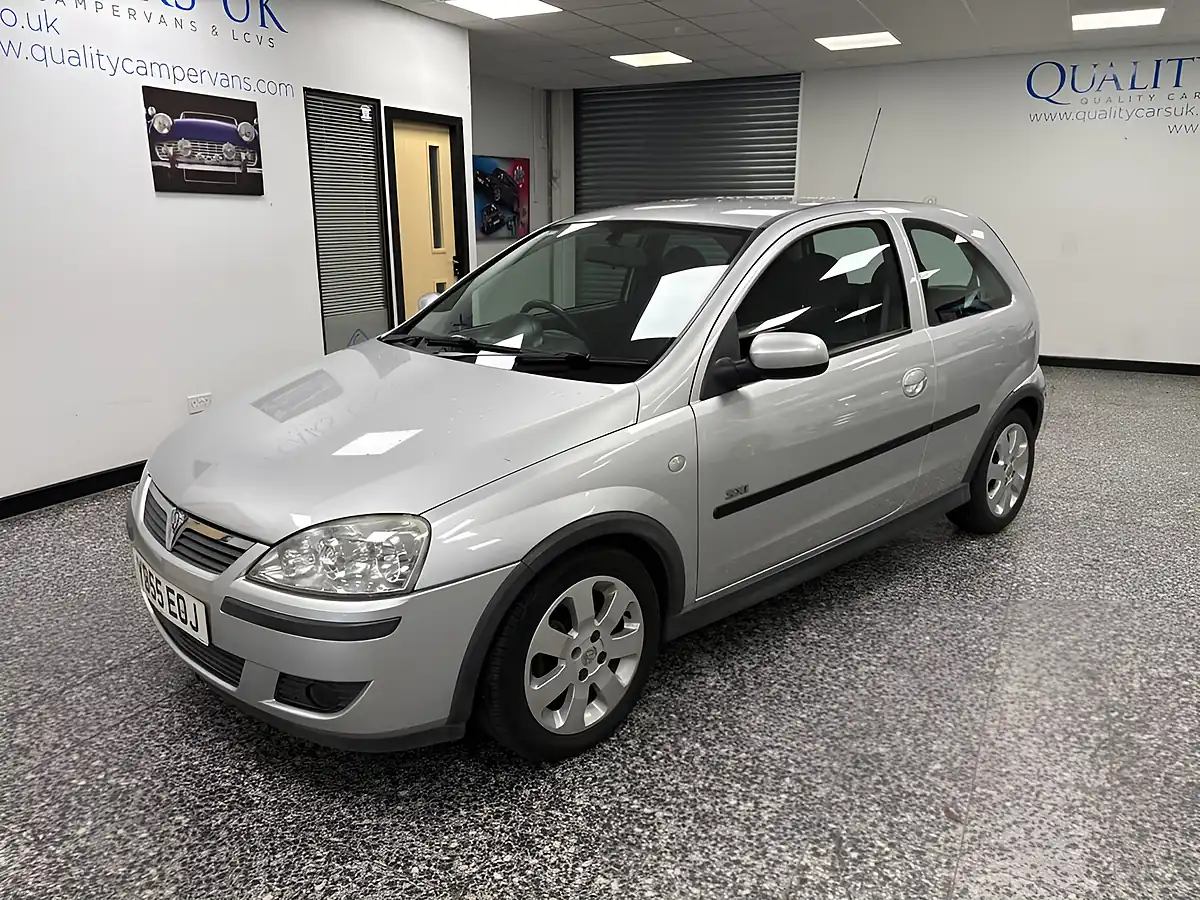 Used 2005 Vauxhall Corsa Sxi Silver - Front View