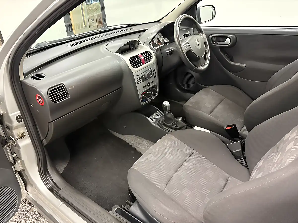 Used 2005 Vauxhall Corsa Sxi Silver - Interior and Exterior details 16