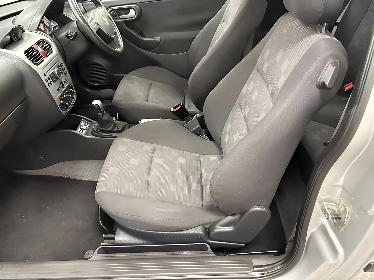 Used 2005 Vauxhall Corsa Sxi Silver - Interior and Exterior details 17