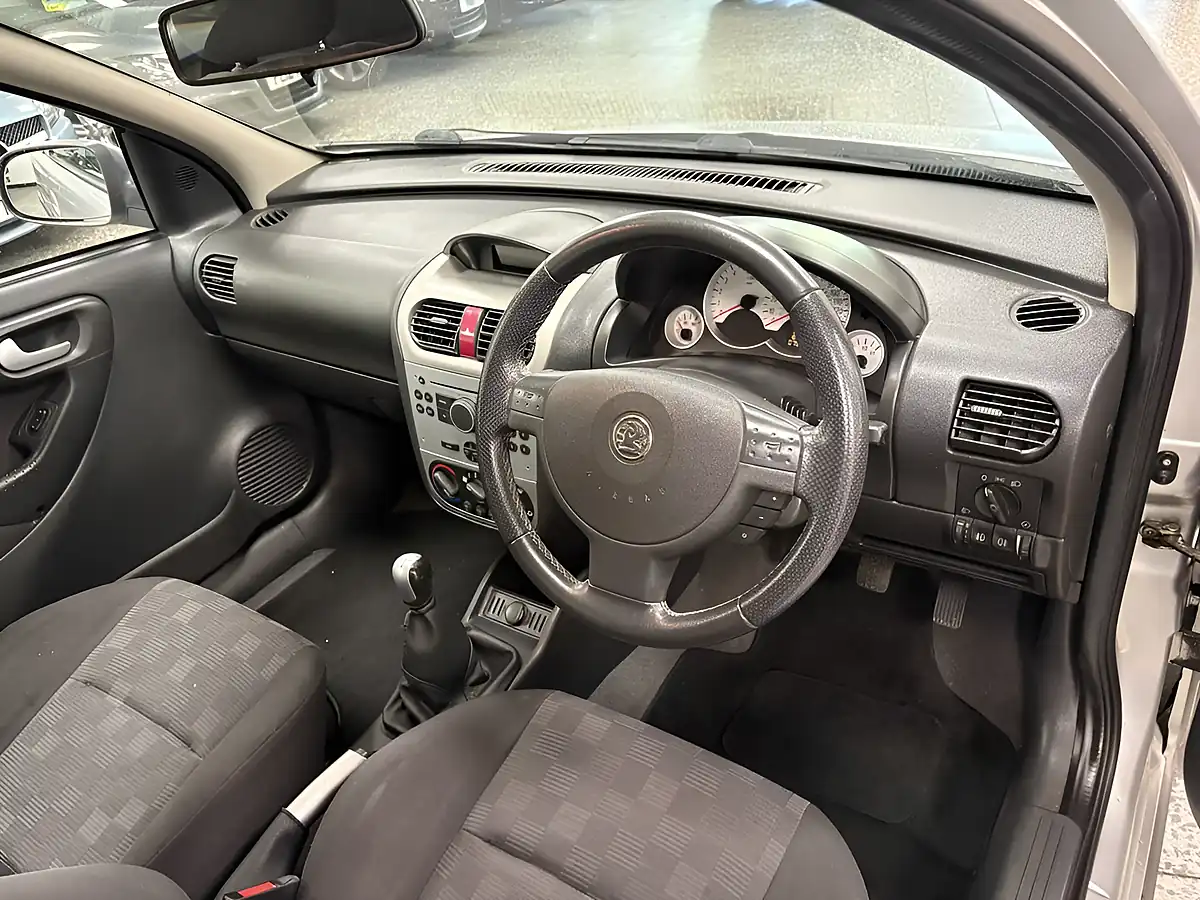 Used 2005 Vauxhall Corsa Sxi Silver - Interior and Exterior details 2
