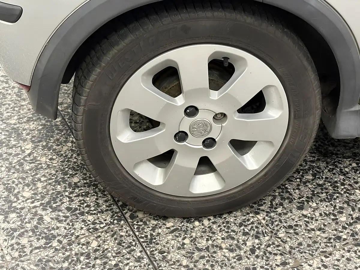 Used 2005 Vauxhall Corsa Sxi Silver - Interior and Exterior details 9