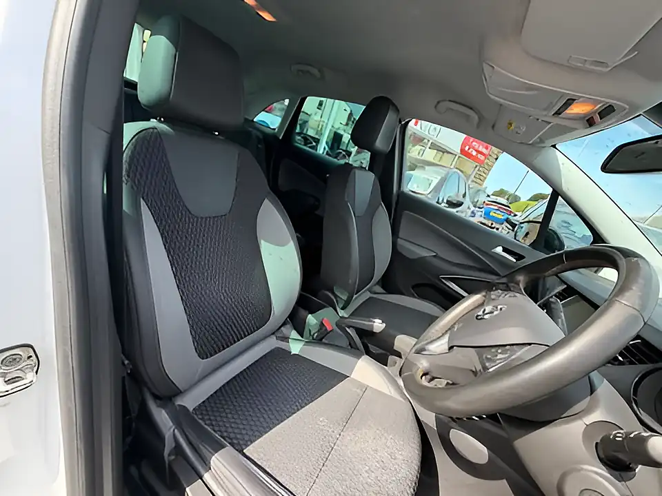 Used 2005 Vauxhall Crossland X Elite Nav White - Interior and Exterior details 9