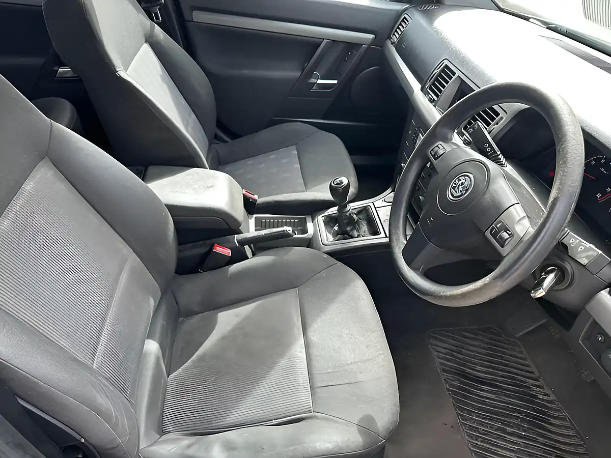 Used 2005 Vauxhall Vectra Life Silver - Interior and Exterior details 11