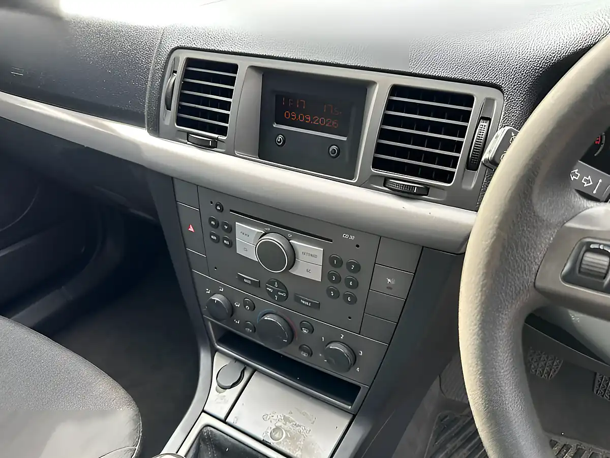 Used 2005 Vauxhall Vectra Life Silver - Interior and Exterior details 12