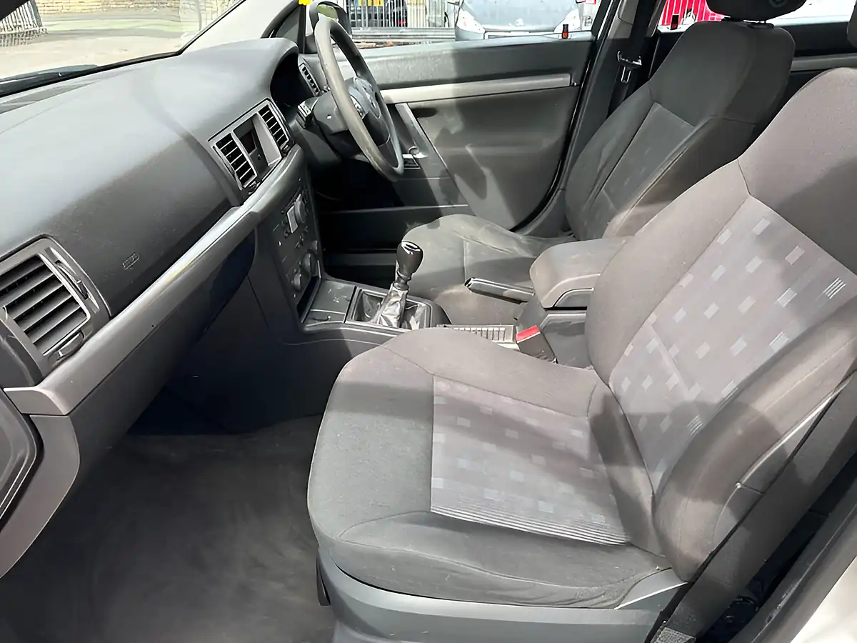 Used 2005 Vauxhall Vectra Life Silver - Interior and Exterior details 16