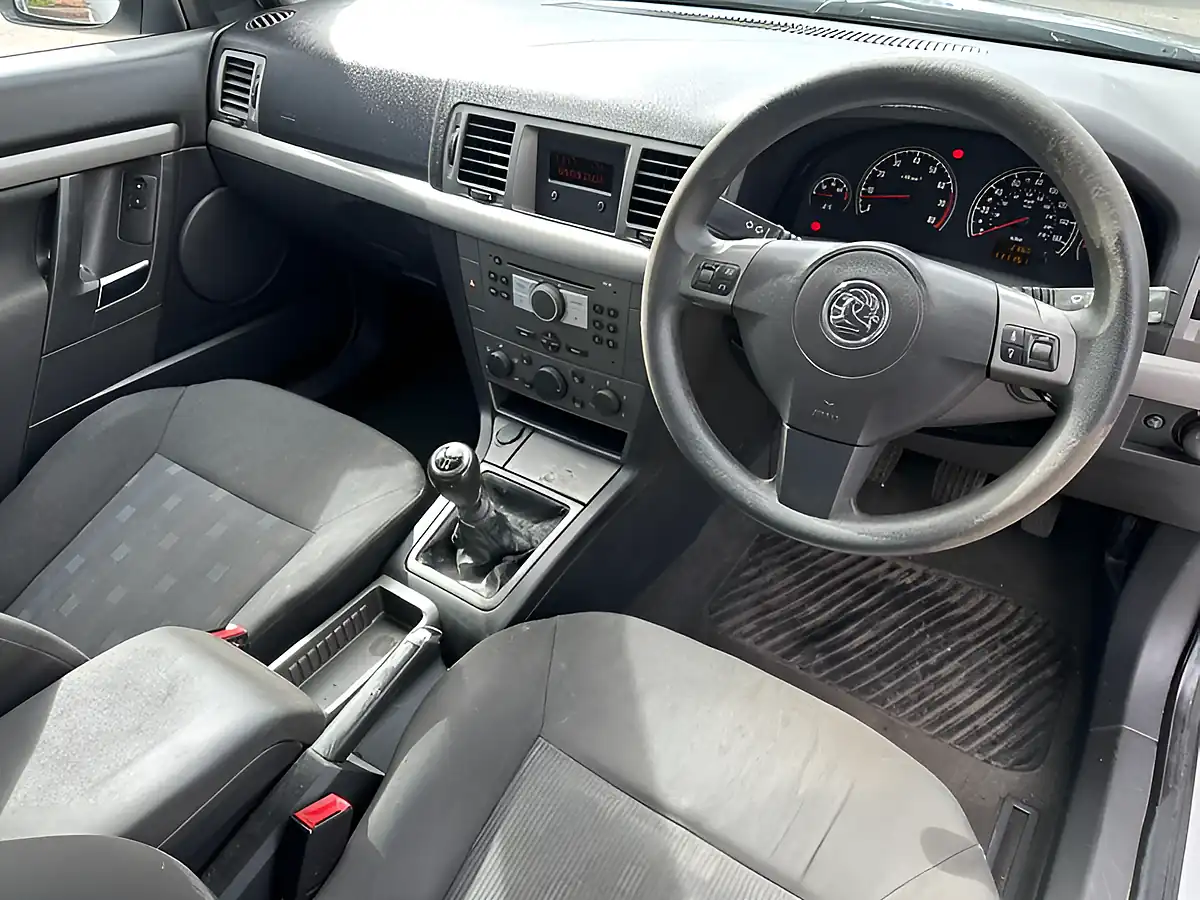 Used 2005 Vauxhall Vectra Life Silver - Interior and Exterior details 2