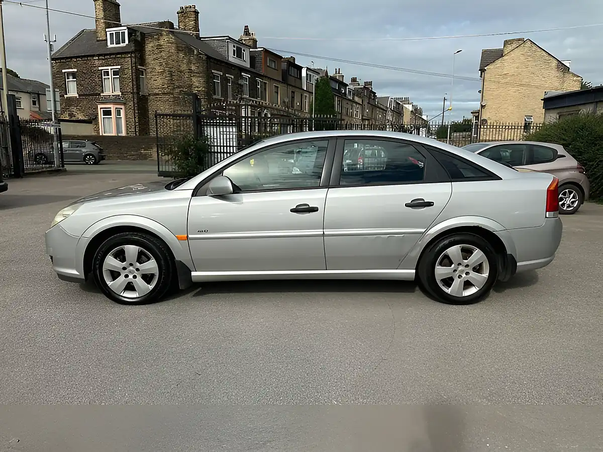Used 2005 Vauxhall Vectra Life Silver - Interior and Exterior details 5