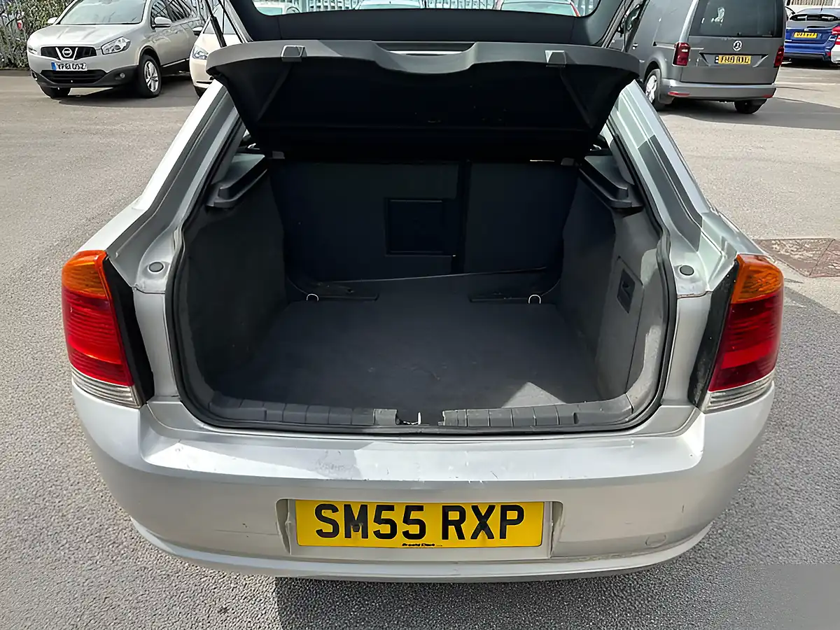 Used 2005 Vauxhall Vectra Life Silver - Interior and Exterior details 7