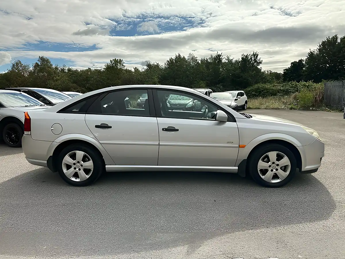 Used 2005 Vauxhall Vectra Life Silver - Interior and Exterior details 8