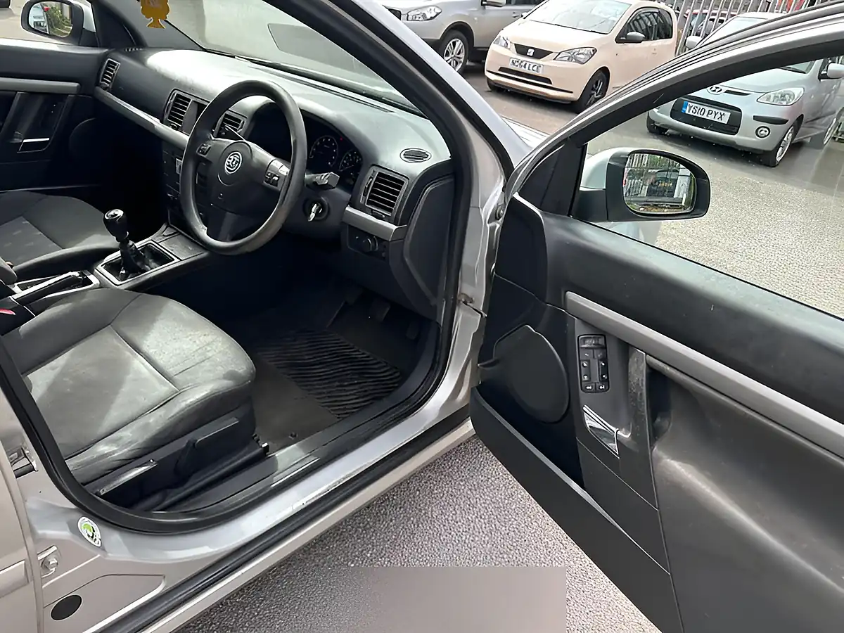 Used 2005 Vauxhall Vectra Life Silver - Interior and Exterior details 9