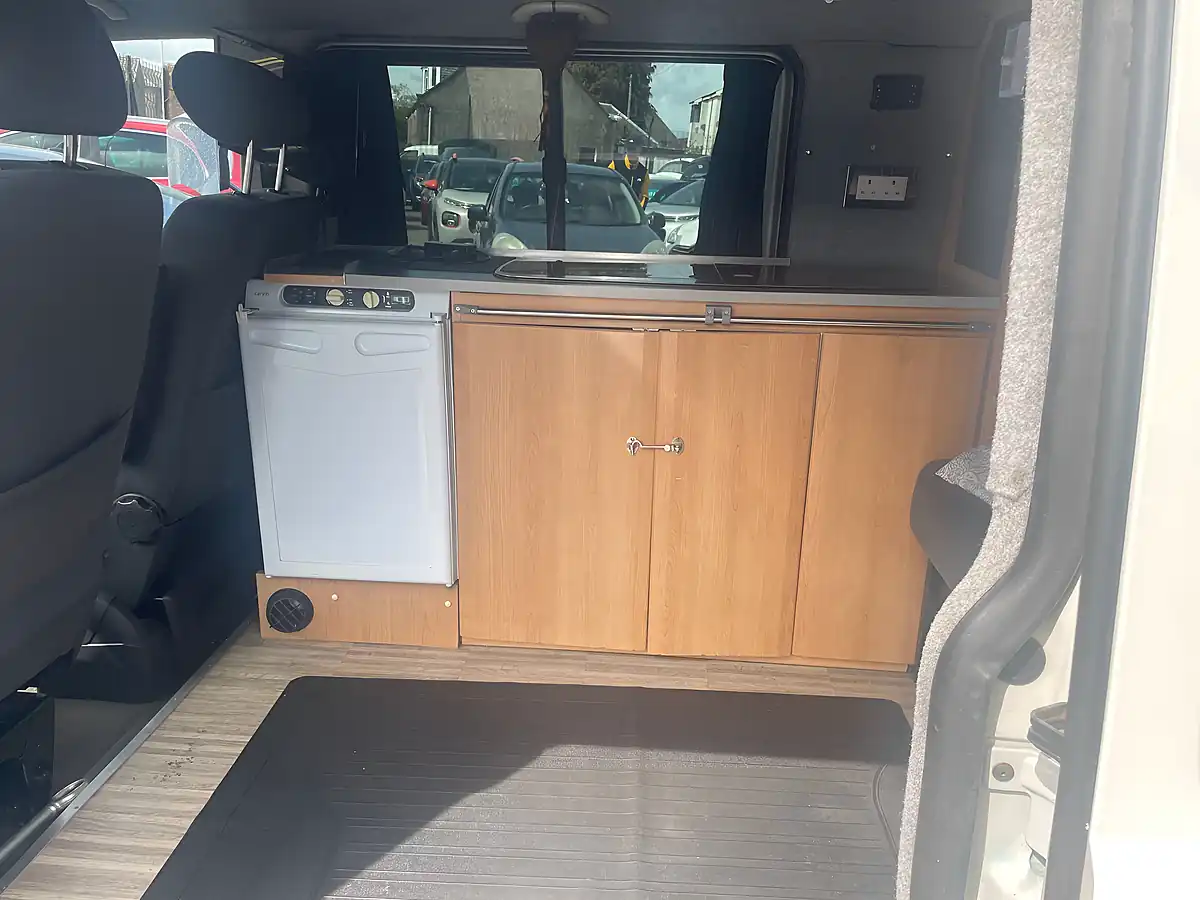 Used 2005 Volkswagen Caravelle Se White - Interior and Exterior details 12