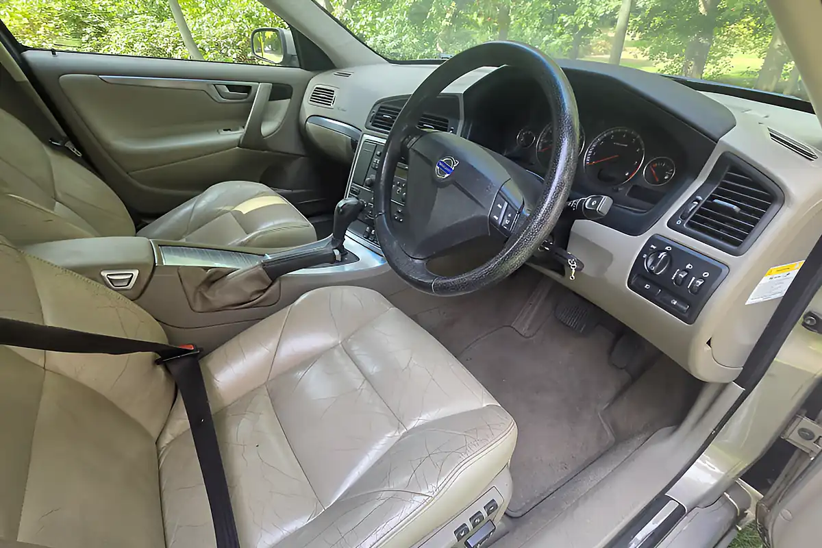 Used 2005 Volvo S60 Se Gold - Interior and Exterior details 16