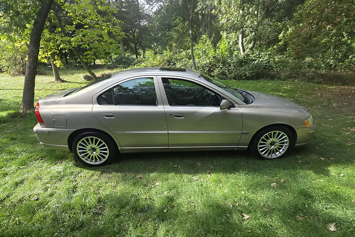 Used 2005 Volvo S60 Se Gold - Interior and Exterior details 8