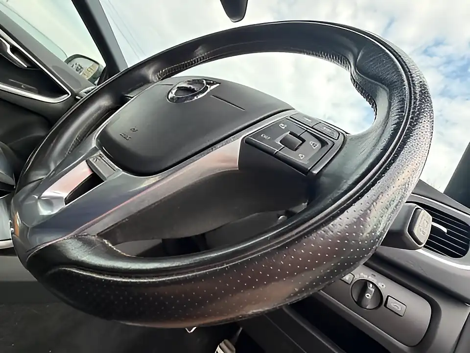 Used 2005 Volvo V40 R-Design White - Interior and Exterior details 16