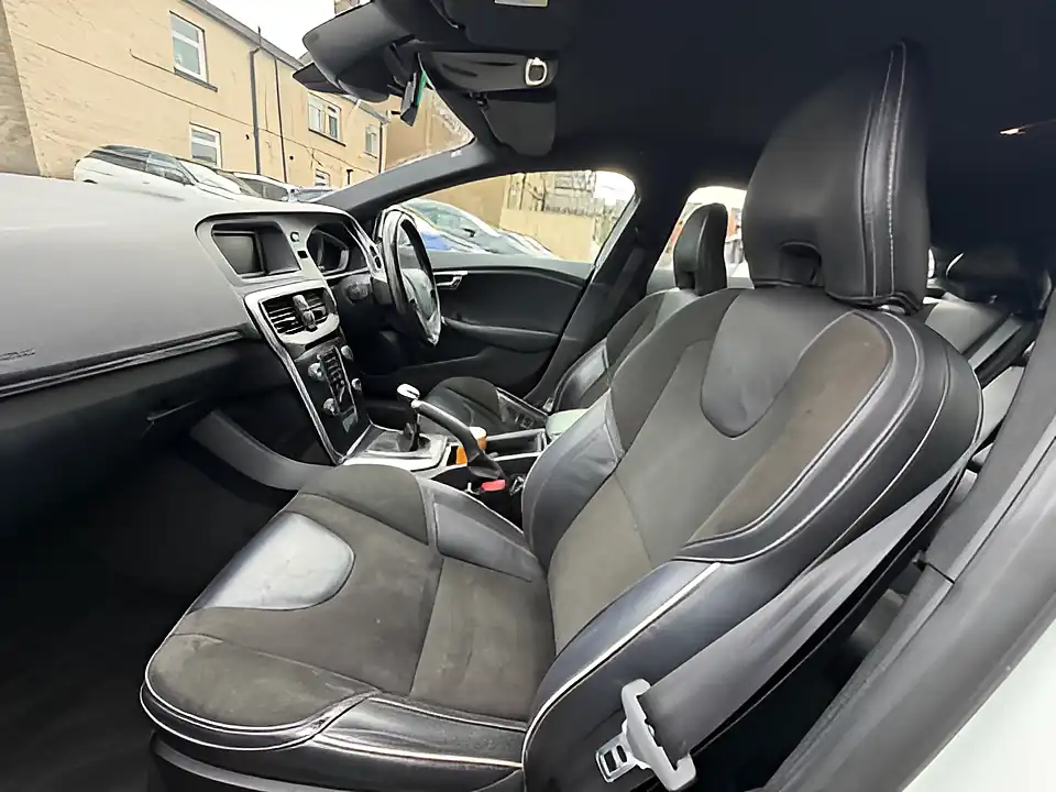 Used 2005 Volvo V40 R-Design White - Interior and Exterior details 17