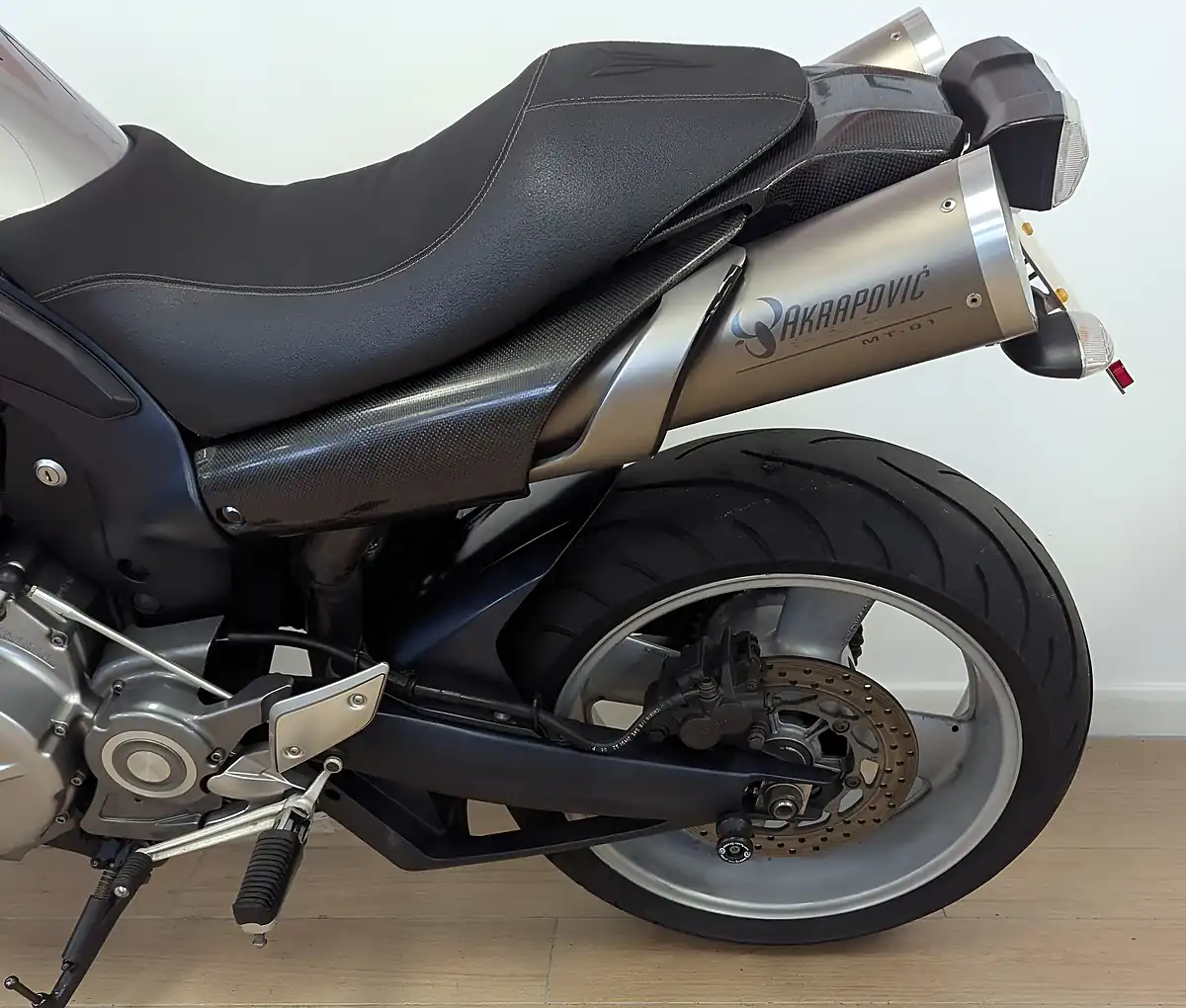 Used 2005 Yamaha MT-01 Silver - Interior and Exterior details 20