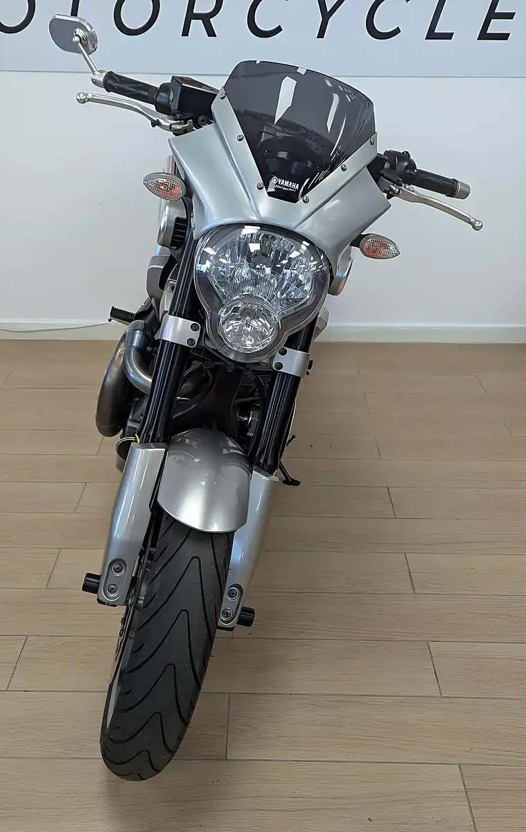 Used 2005 Yamaha MT-01 Silver - Interior and Exterior details 3