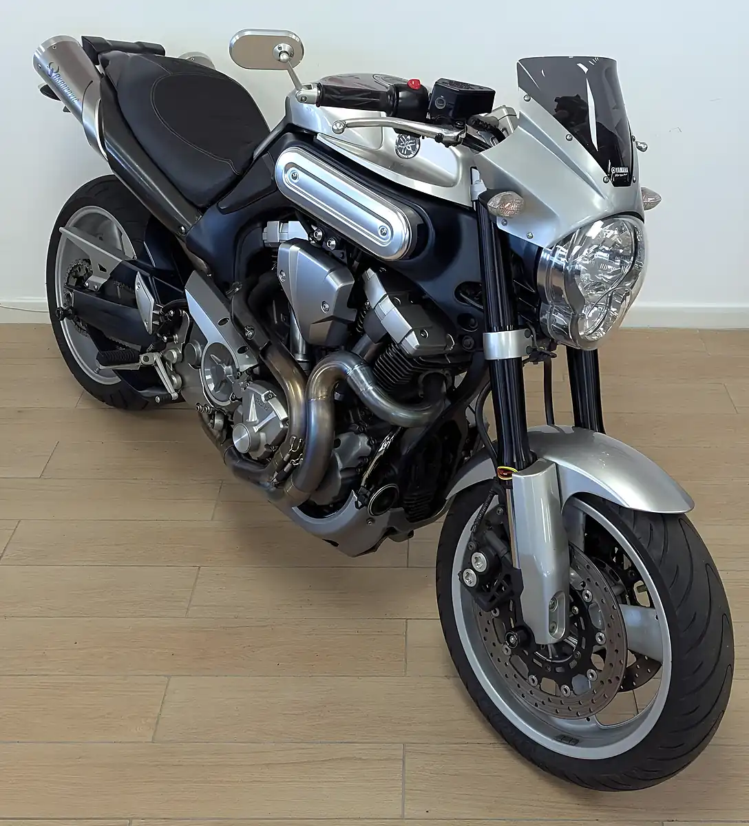 Used 2005 Yamaha MT-01 Silver - Interior and Exterior details 7