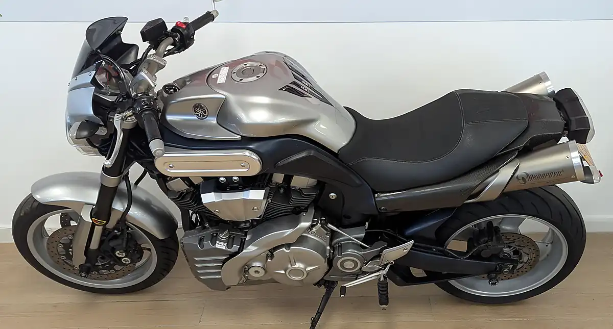 Used 2005 Yamaha MT-01 Silver - Interior and Exterior details 9