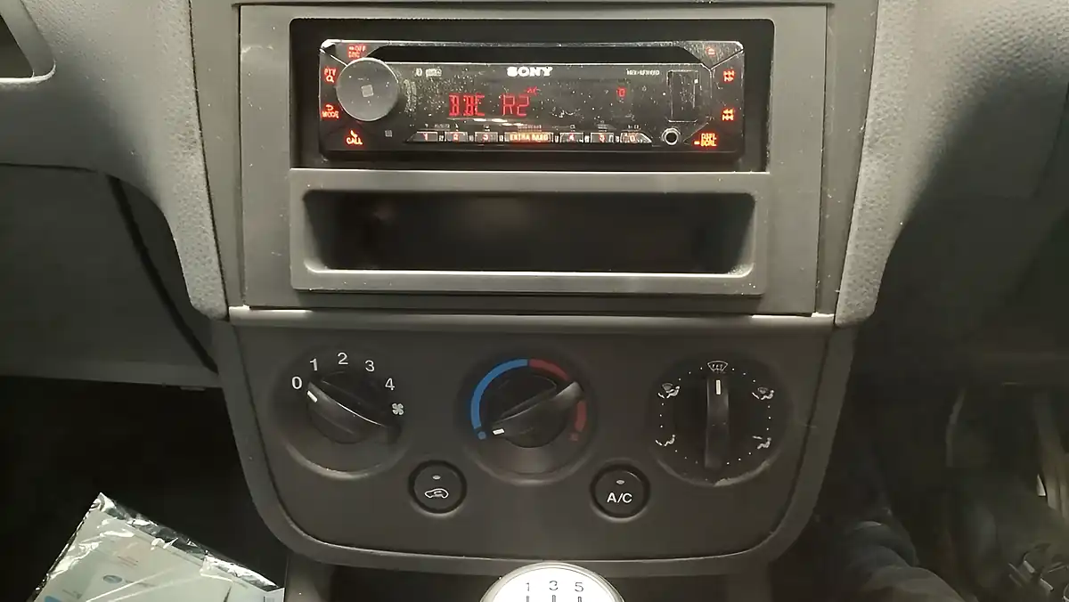 Used 2006 Ford Fiesta Ghia Blue - Interior and Exterior details 16