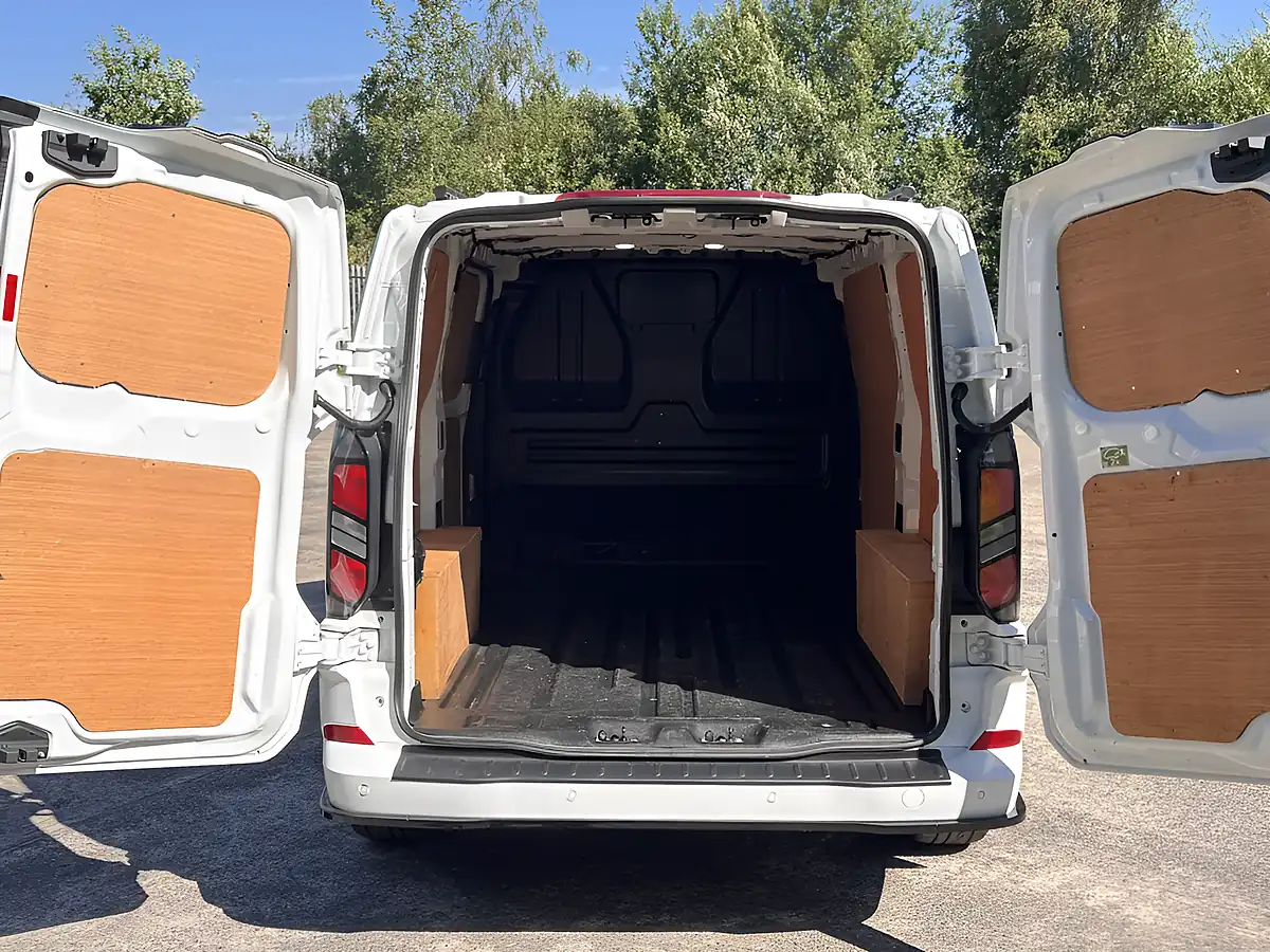 Used 2006 Ford Transit Custom Limited Frozen White - Interior and Exterior details 9