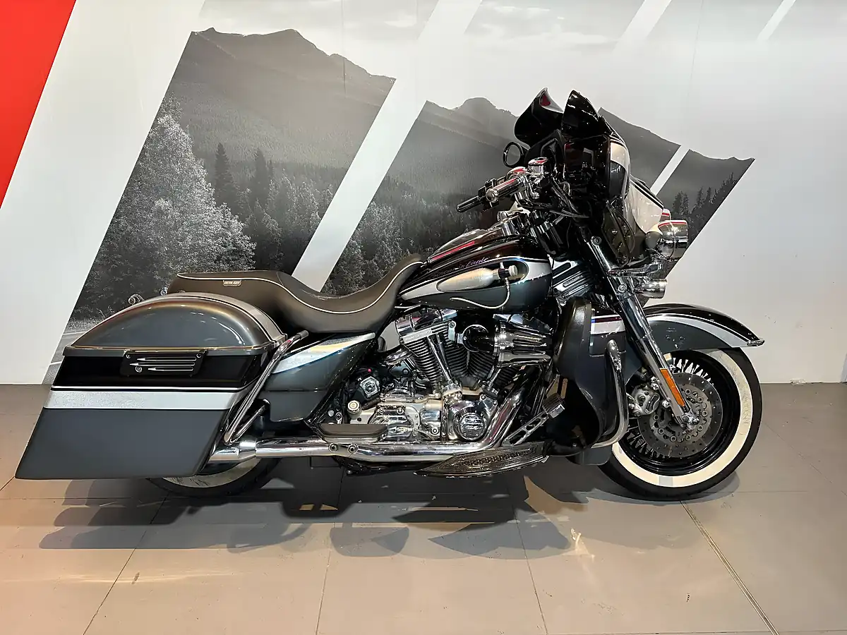 Used 2006 Harley-Davidson Electra Glide Ultra Classic Se Cvo - Front View