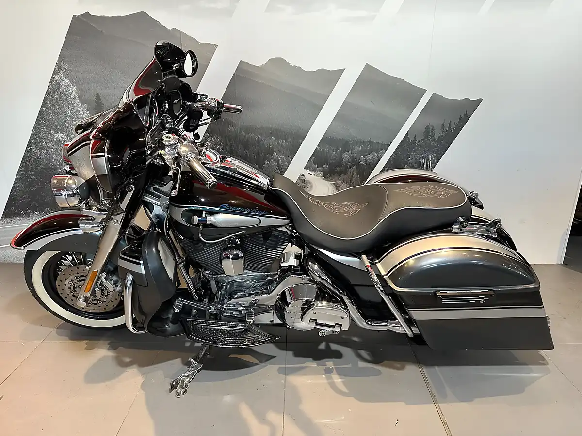 Used 2006 Harley-Davidson Electra Glide Ultra Classic Se Cvo - Interior and Exterior details 12