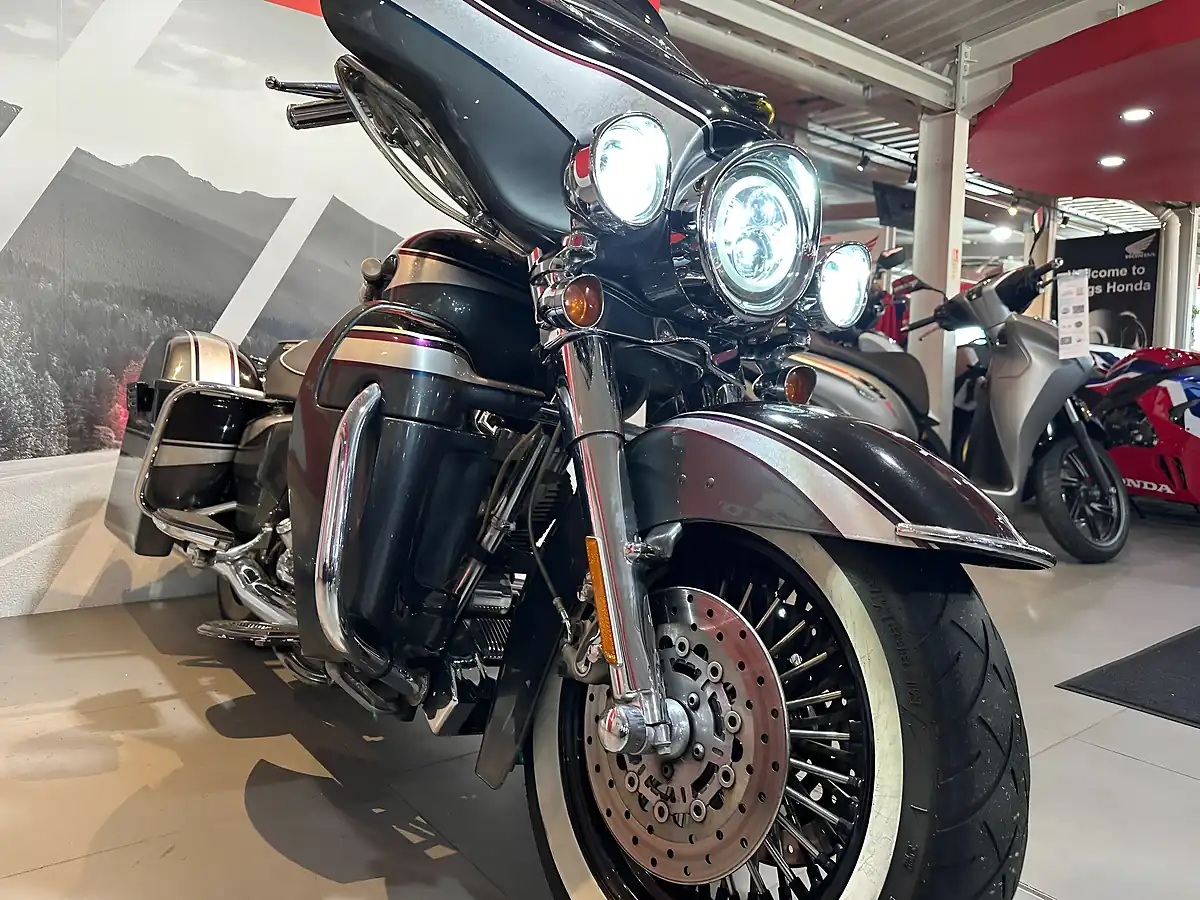 Used 2006 Harley-Davidson Electra Glide Ultra Classic Se Cvo - Interior and Exterior details 5