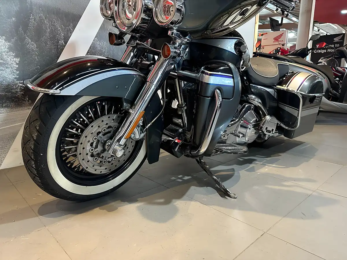 Used 2006 Harley-Davidson Electra Glide Ultra Classic Se Cvo - Interior and Exterior details 6