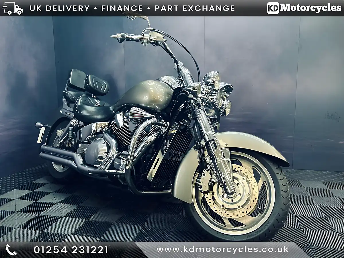 Used 2006 Honda Vtx 1800 Grey - Front View
