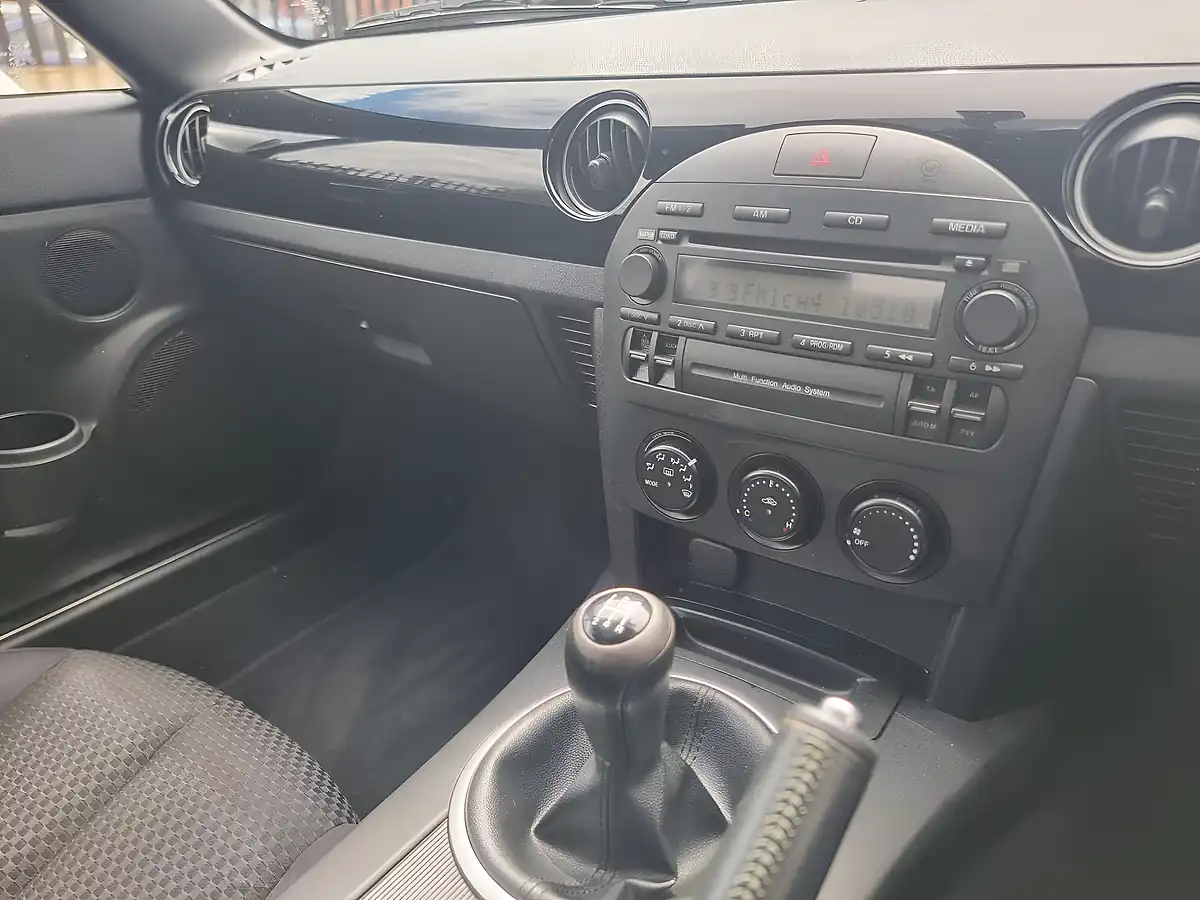 Used 2006 Mazda MX-5 Silver - Interior and Exterior details 13