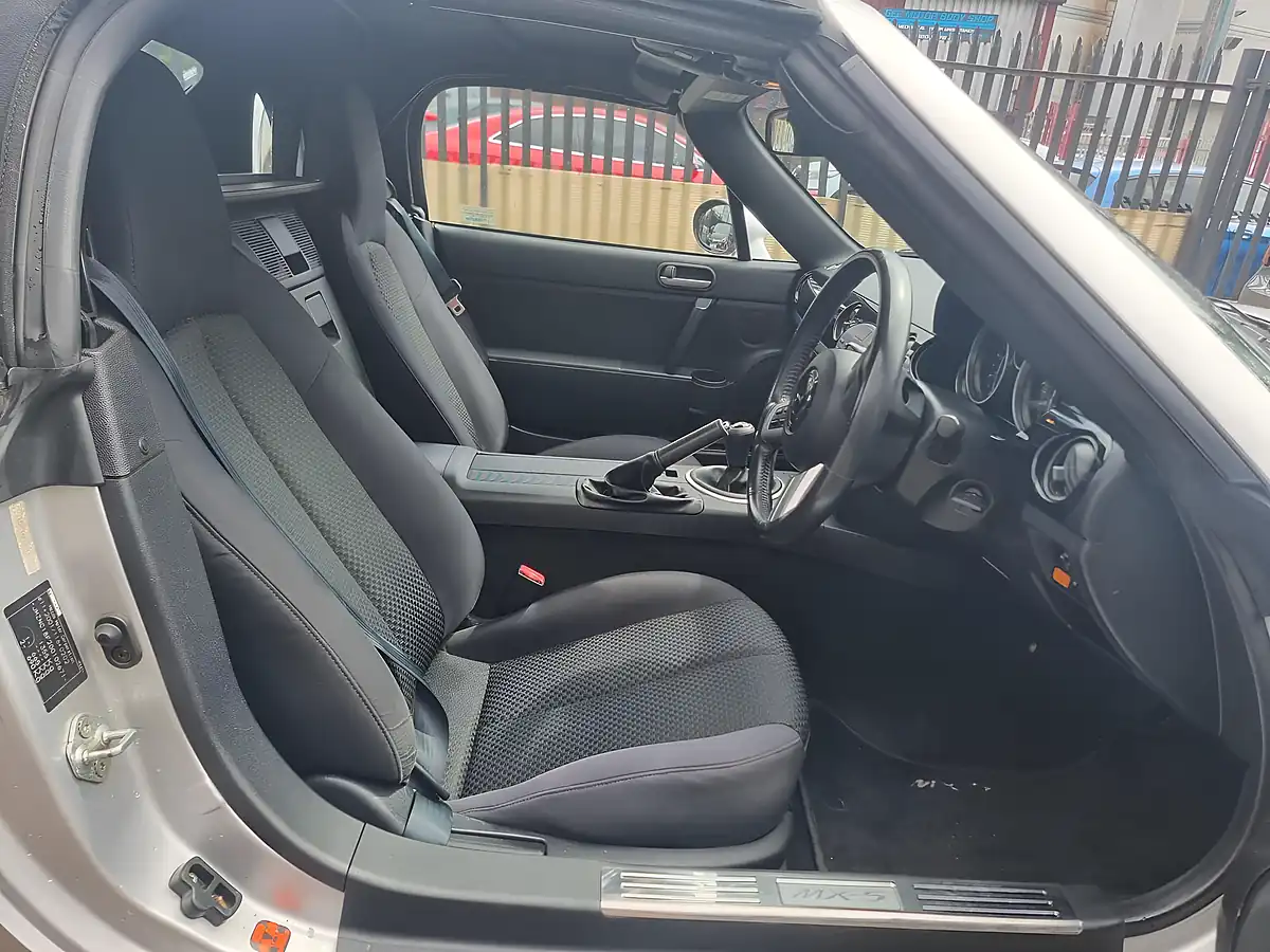 Used 2006 Mazda MX-5 Silver - Interior and Exterior details 7