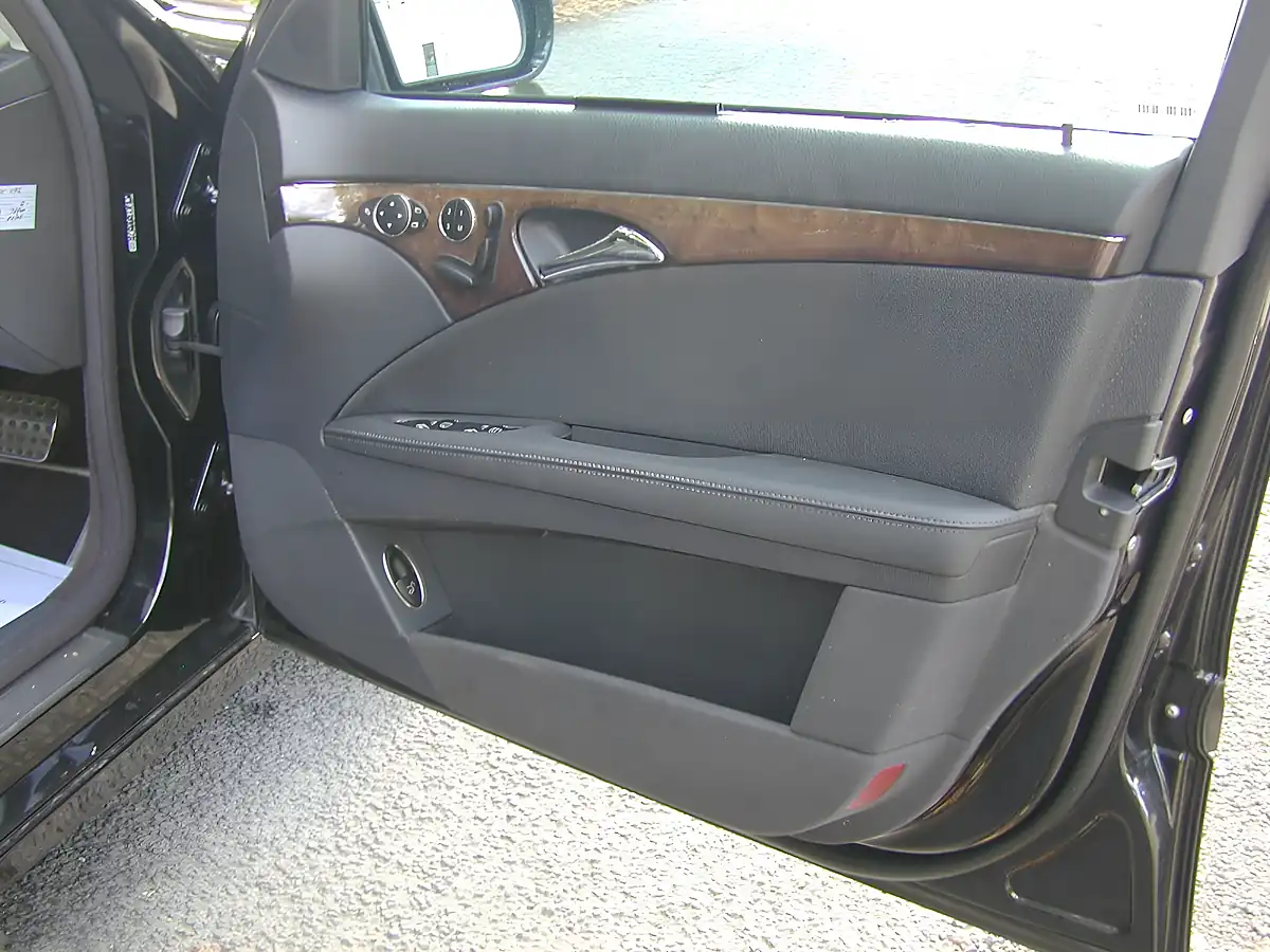 Used 2006 Mercedes-Benz E Class Estate Black - Interior and Exterior details 14