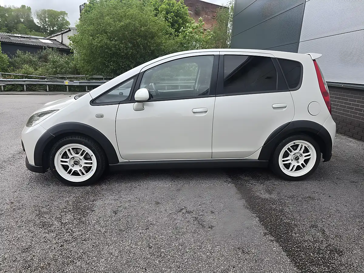 Used 2006 Mitsubishi Colt Version R White - Interior and Exterior details 3