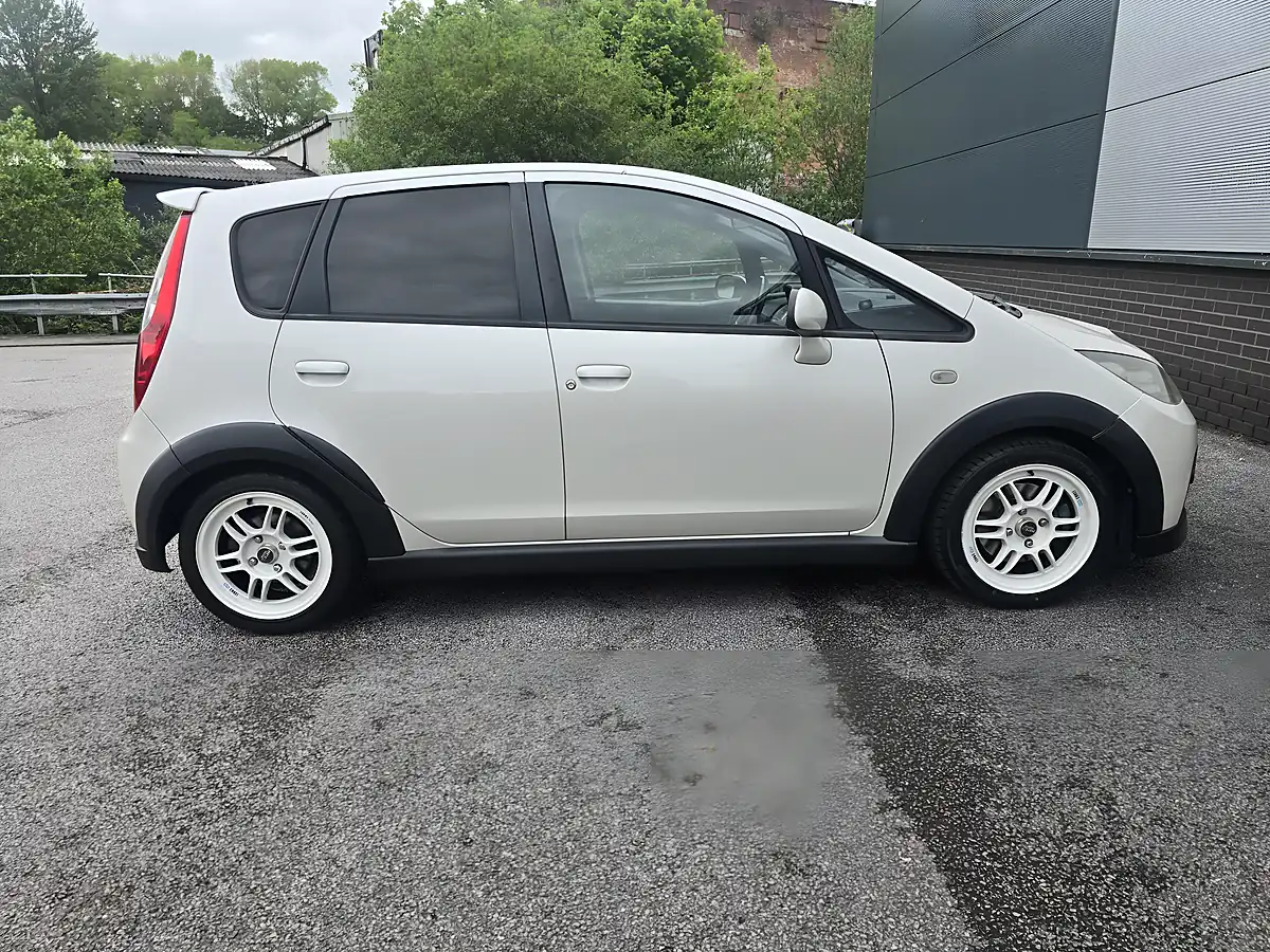 Used 2006 Mitsubishi Colt Version R White - Interior and Exterior details 5