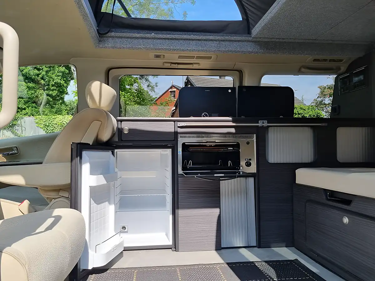 Used 2006 Nissan Elgrand Camper Silver - Interior and Exterior details 10