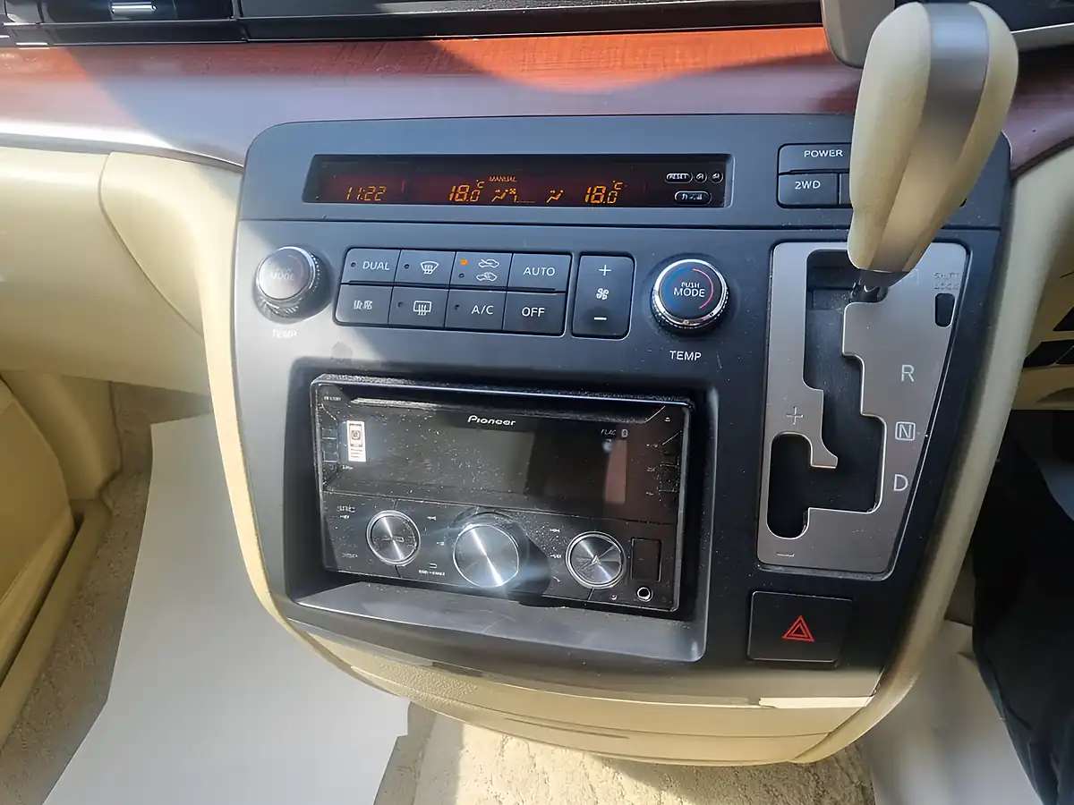 Used 2006 Nissan Elgrand Camper Silver - Interior and Exterior details 12