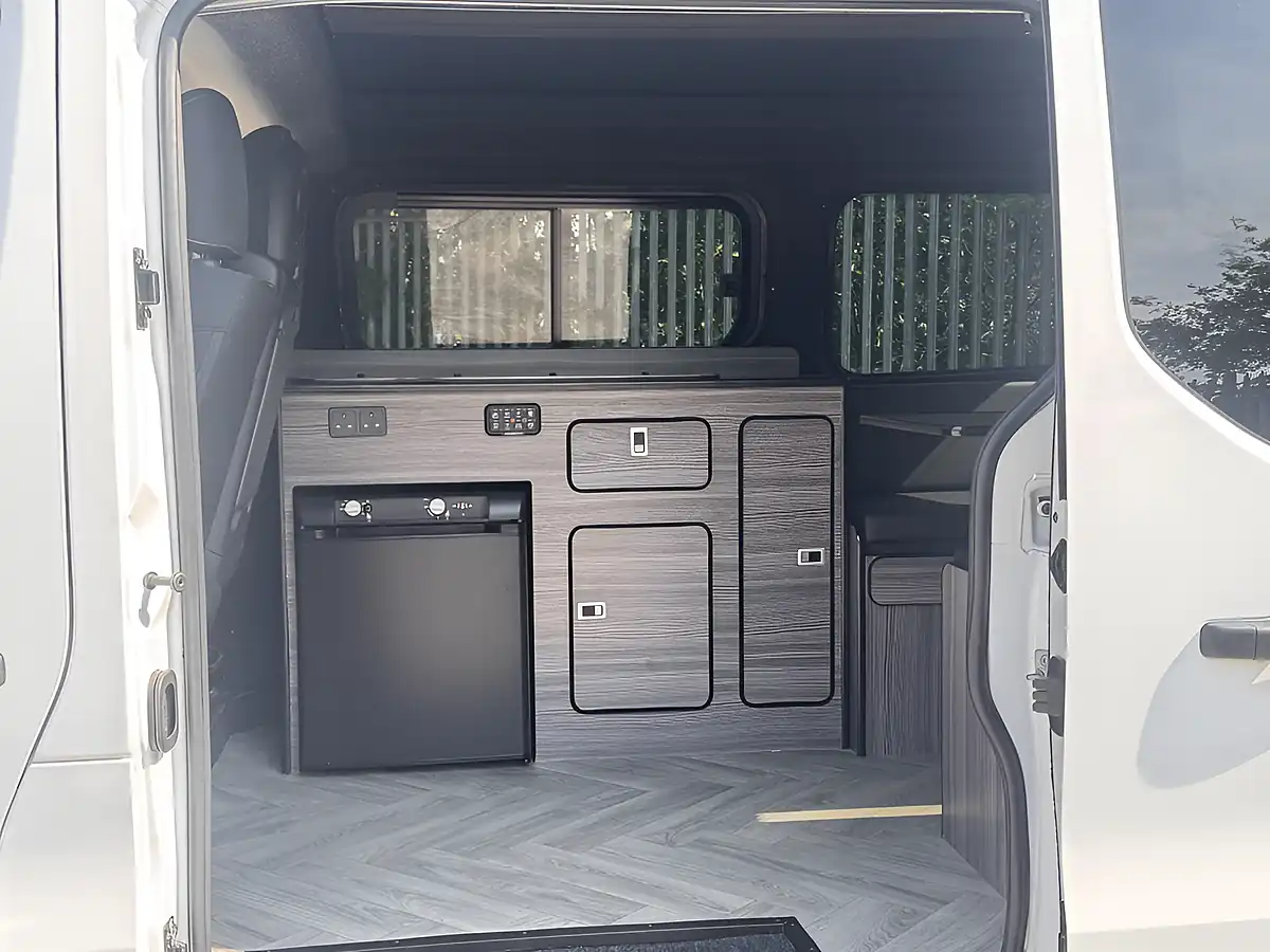 Used 2006 Nissan NV300 Tekna L1H2 White - Interior and Exterior details 17