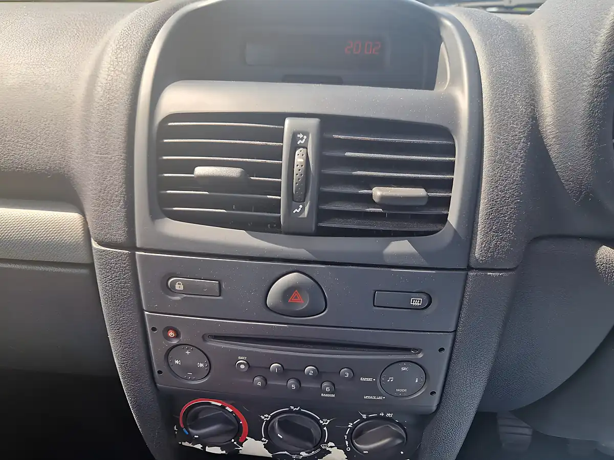 Used 2006 Renault Clio Campus 3dr Silver - Interior and Exterior details 13