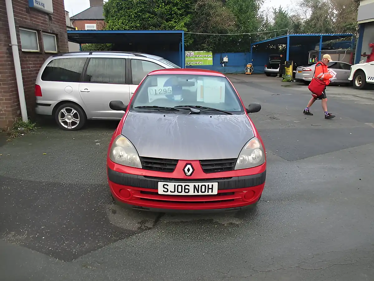 Used 2006 Renault Clio Campus Red - Front View