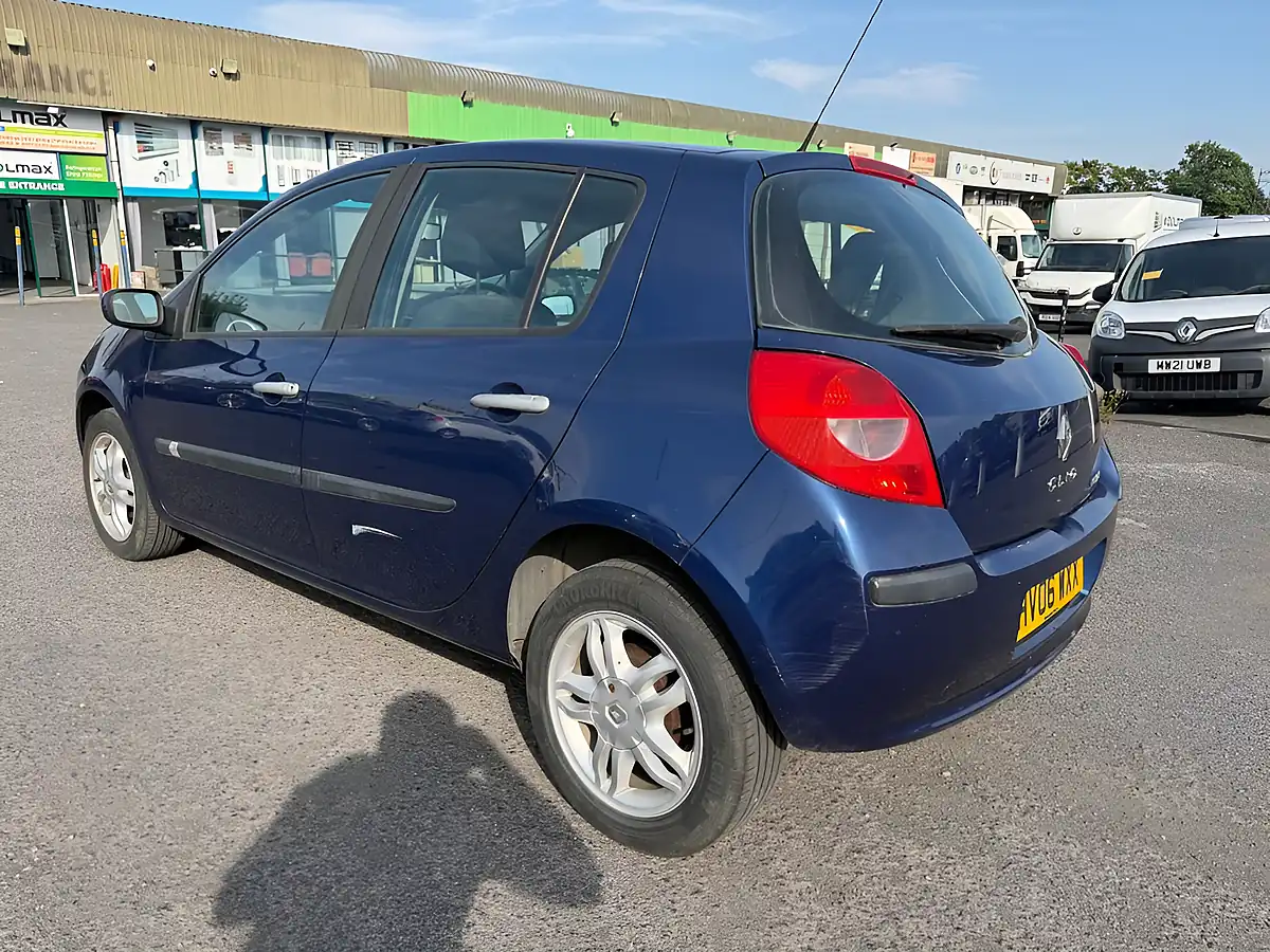 Used 2006 Renault Clio Dynamique Blue - Interior and Exterior details 13