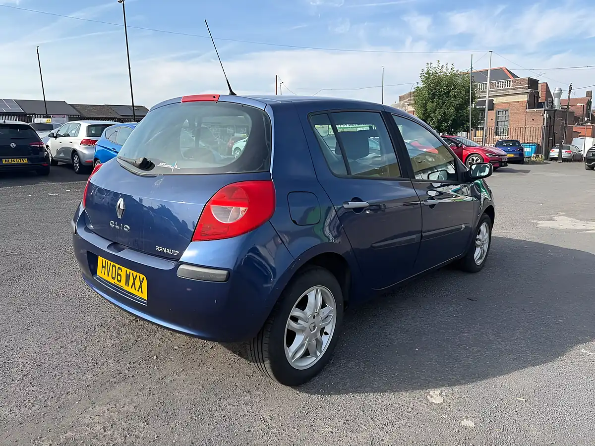 Used 2006 Renault Clio Dynamique Blue - Interior and Exterior details 2