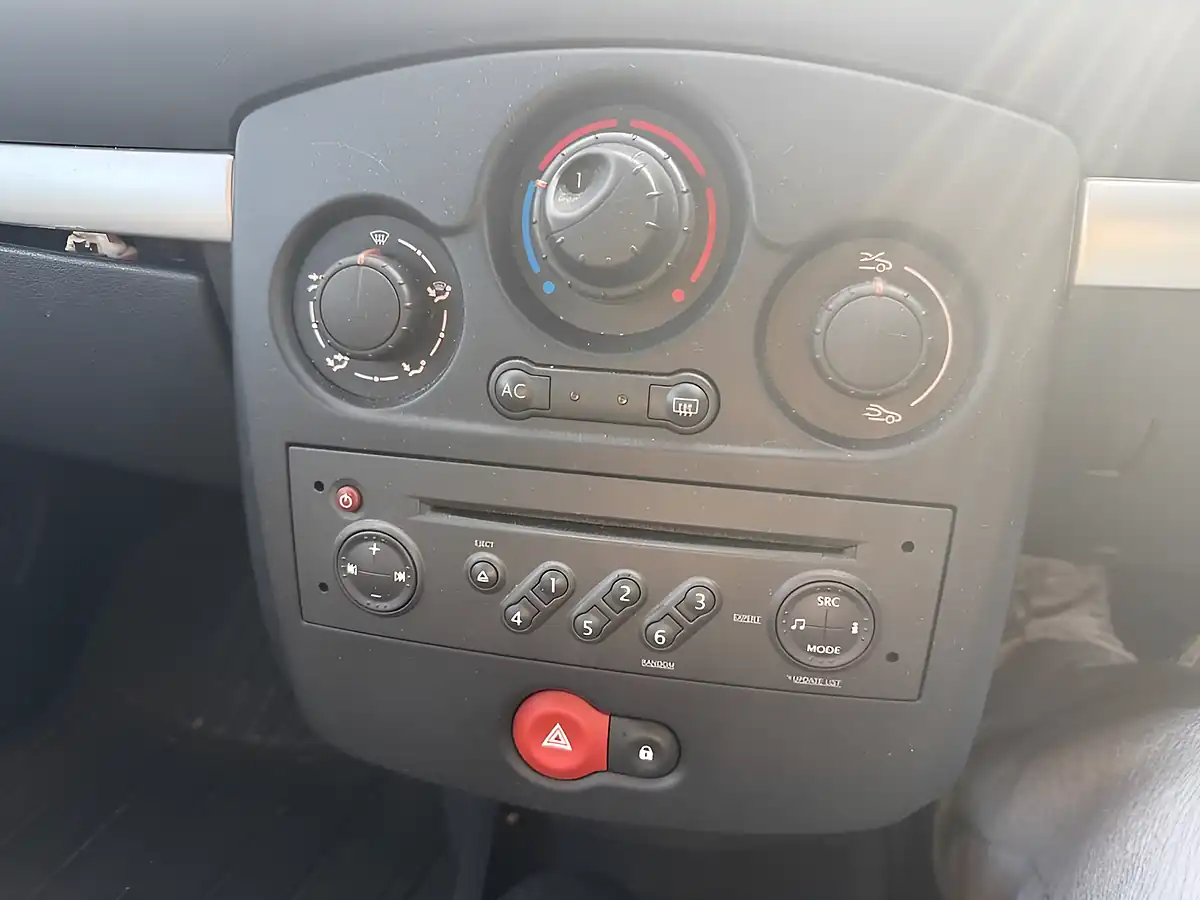 Used 2006 Renault Clio Dynamique Blue - Interior and Exterior details 5