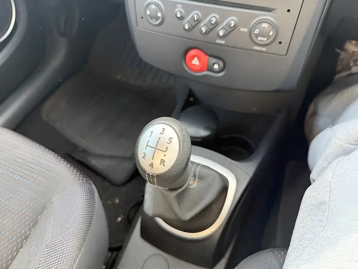 Used 2006 Renault Clio Dynamique Blue - Interior and Exterior details 6