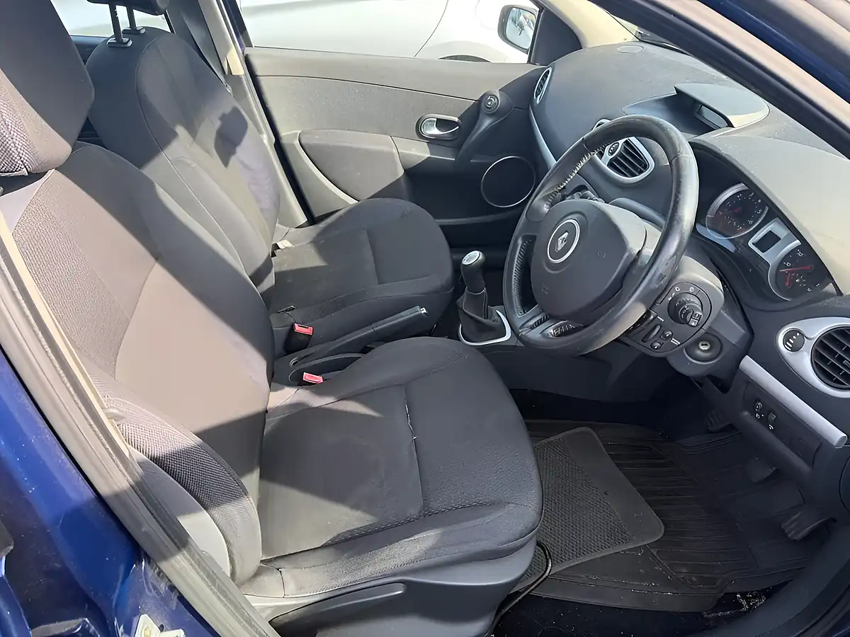 Used 2006 Renault Clio Dynamique Blue - Interior and Exterior details 7