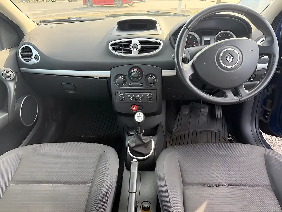 Used 2006 Renault Clio Dynamique Blue - Interior and Exterior details 9