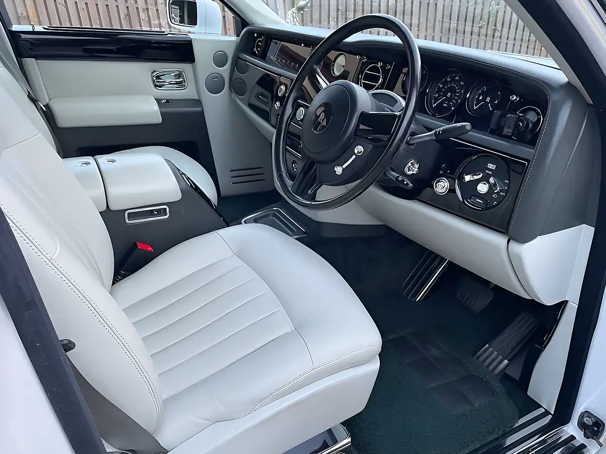 Used 2006 Rolls-Royce Phantom White - Interior and Exterior details 10